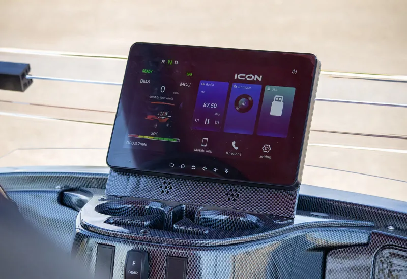 2025 ICON i40L view 3